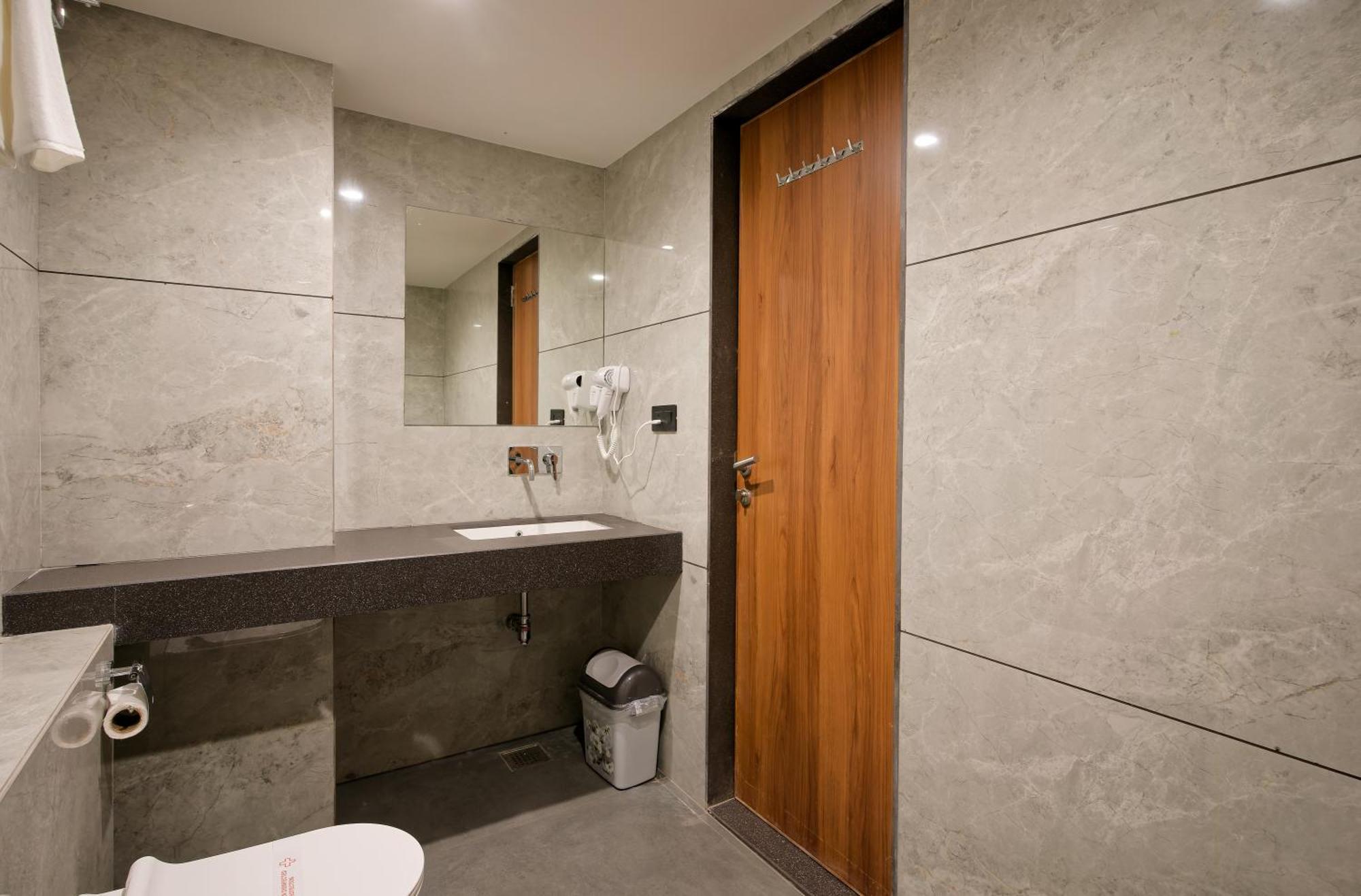 Plenteous Inn Ahmedabad Exteriör bild