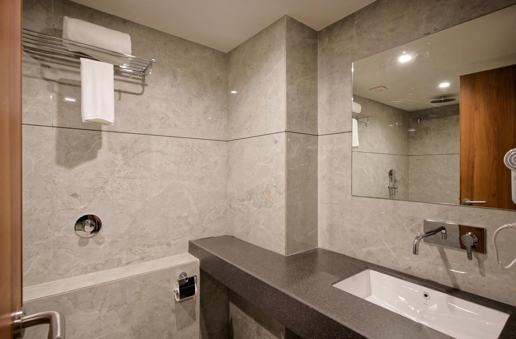 Plenteous Inn Ahmedabad Exteriör bild