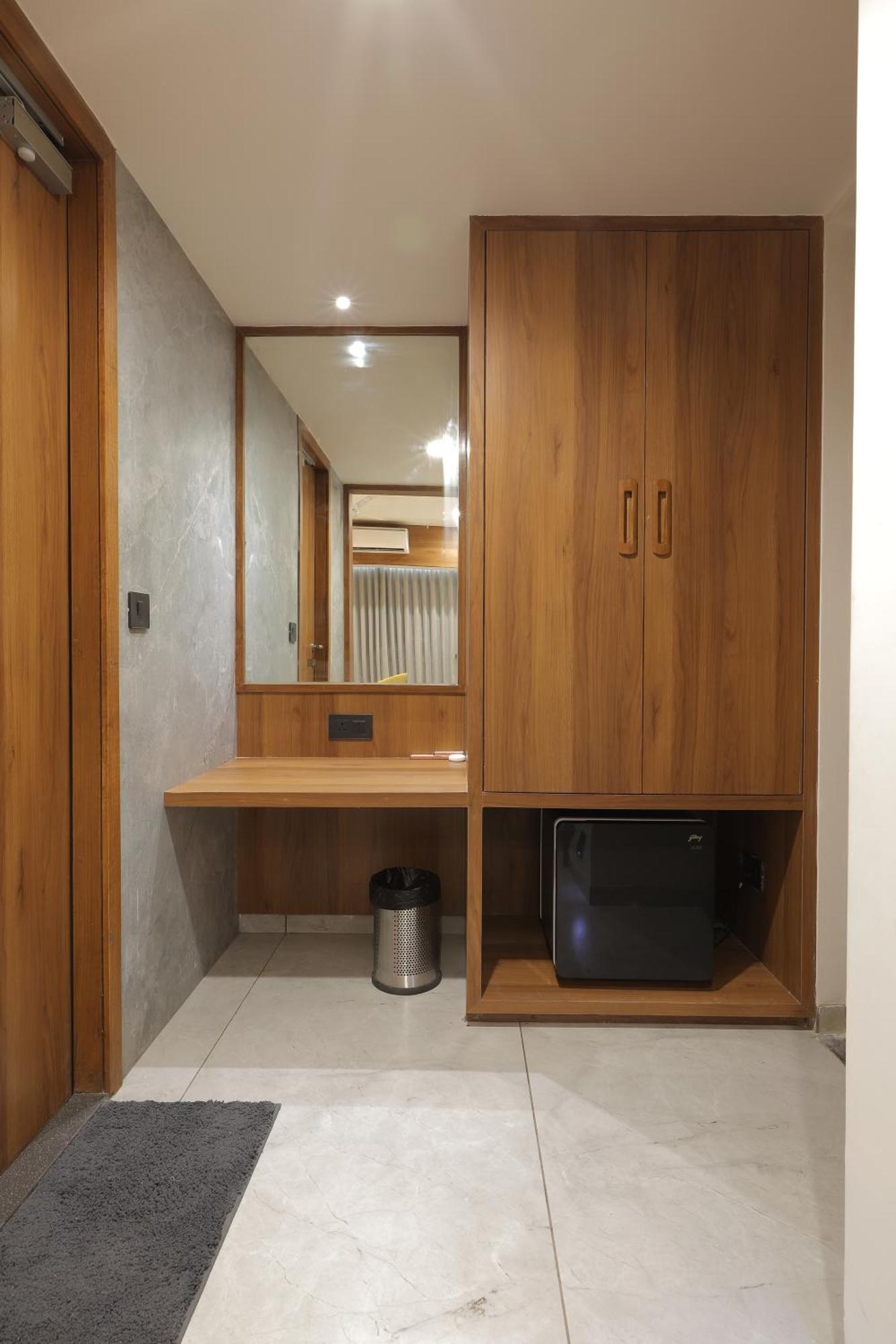 Plenteous Inn Ahmedabad Exteriör bild