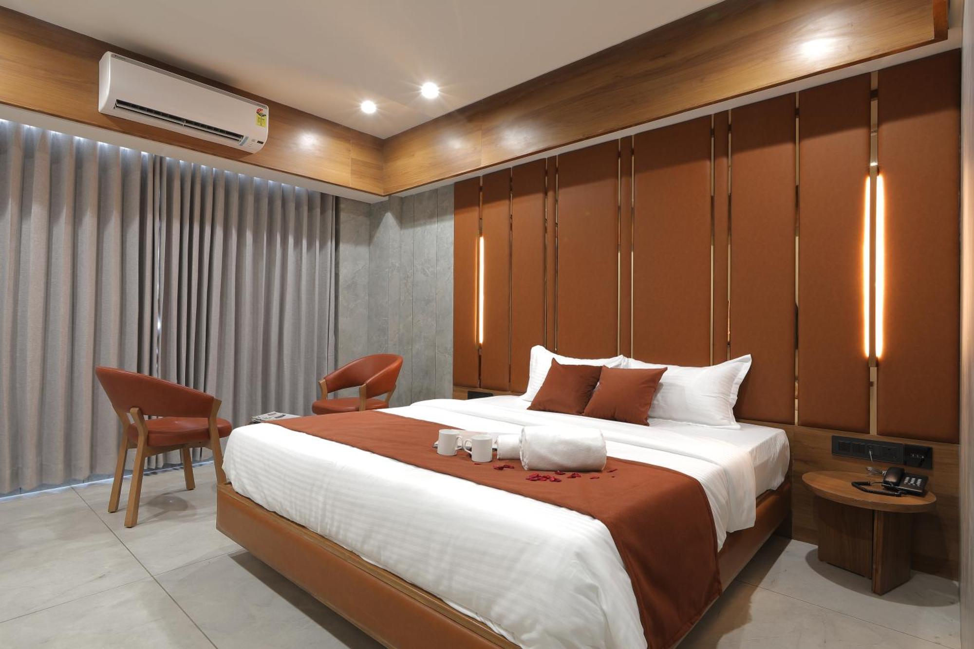 Plenteous Inn Ahmedabad Exteriör bild