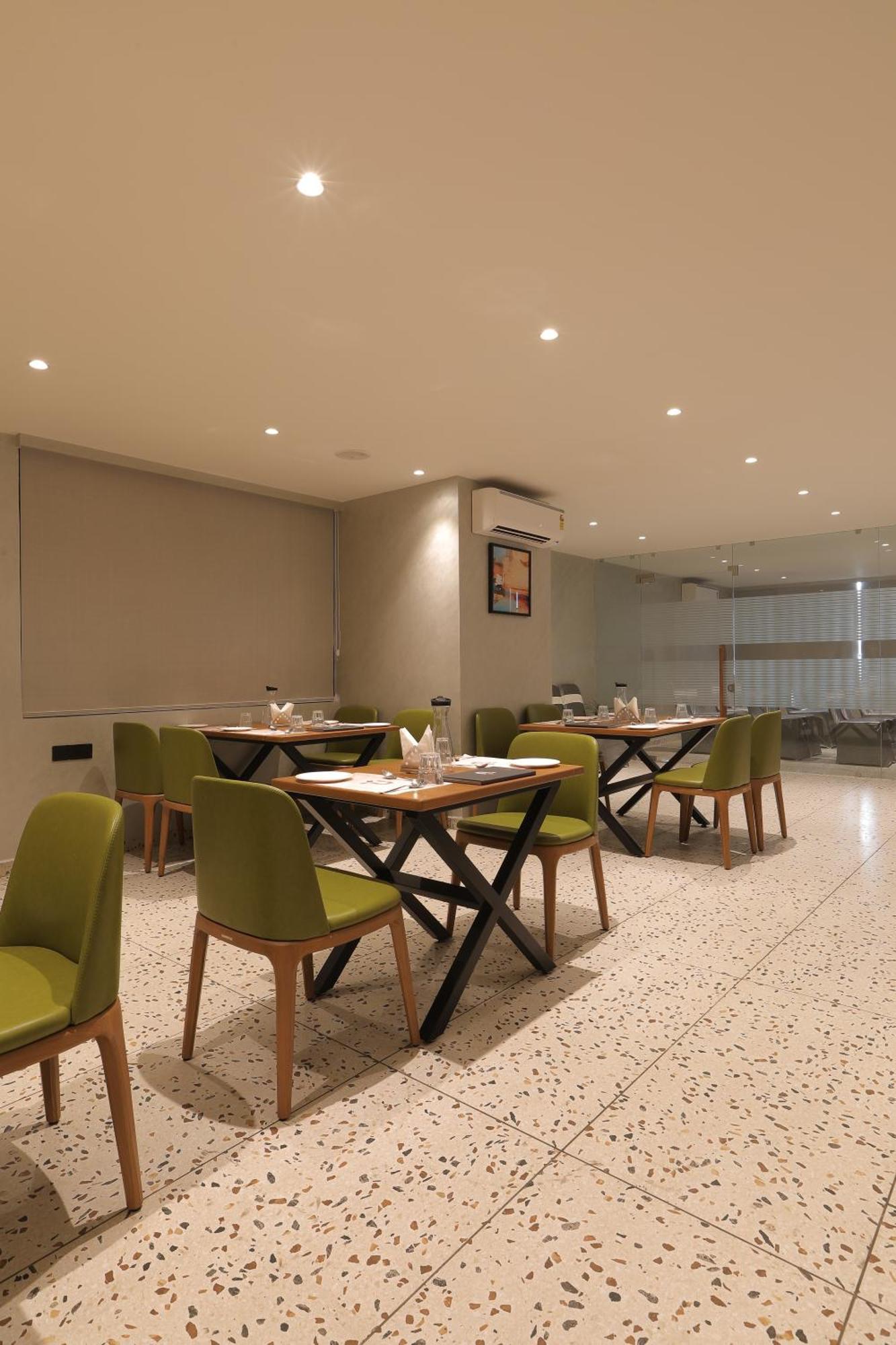 Plenteous Inn Ahmedabad Exteriör bild