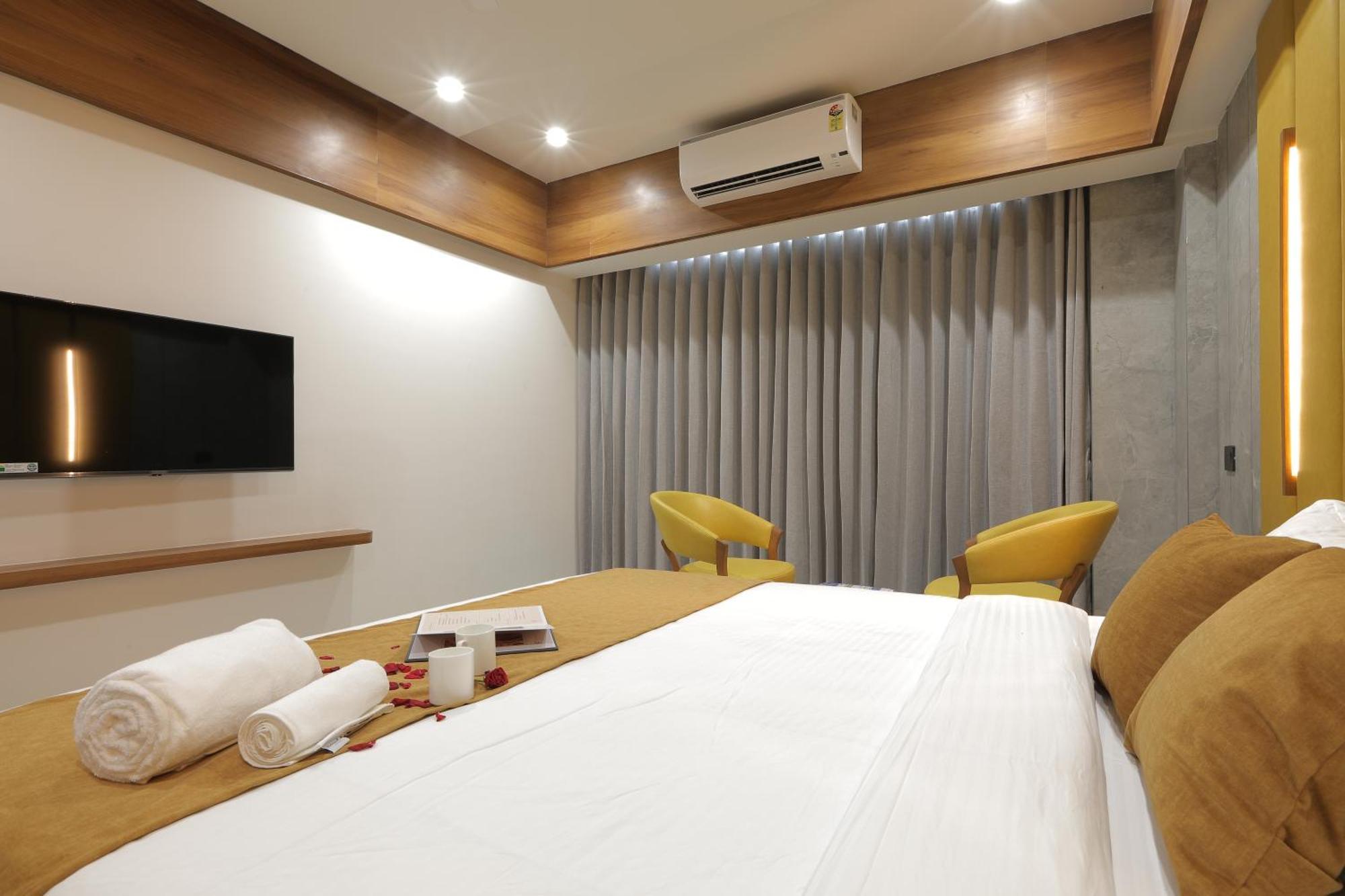 Plenteous Inn Ahmedabad Exteriör bild
