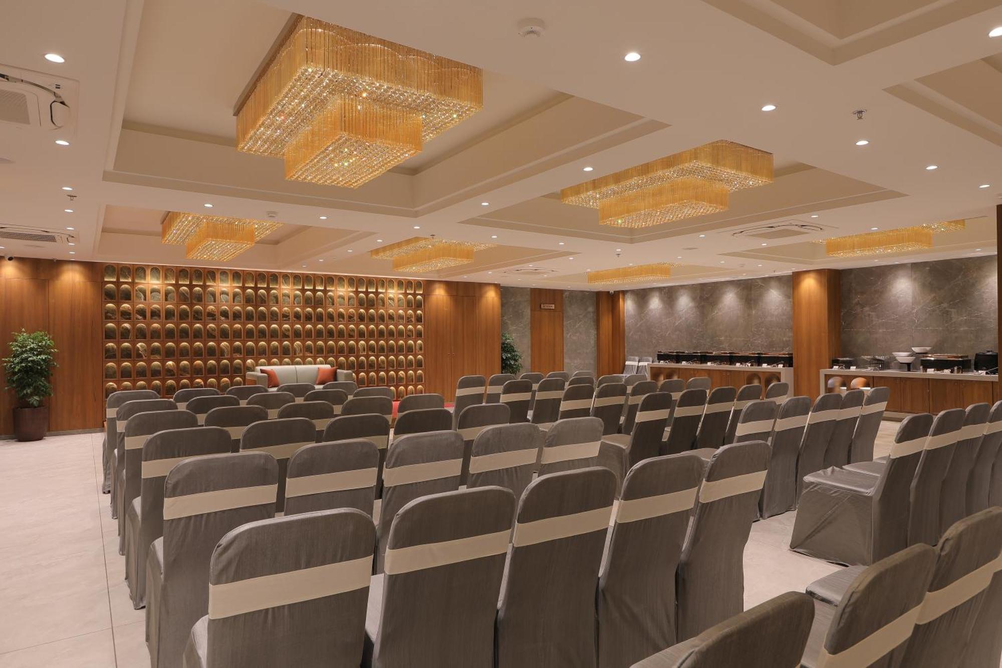 Plenteous Inn Ahmedabad Exteriör bild