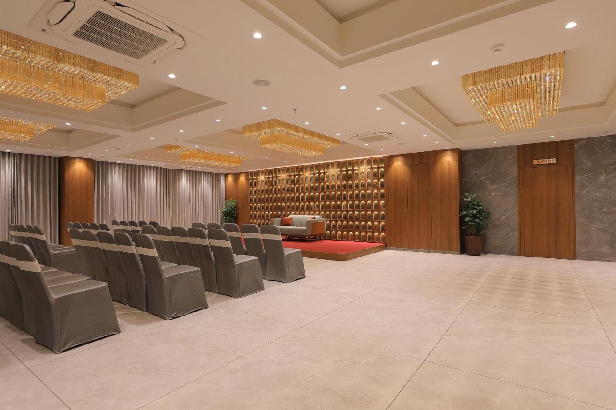 Plenteous Inn Ahmedabad Exteriör bild
