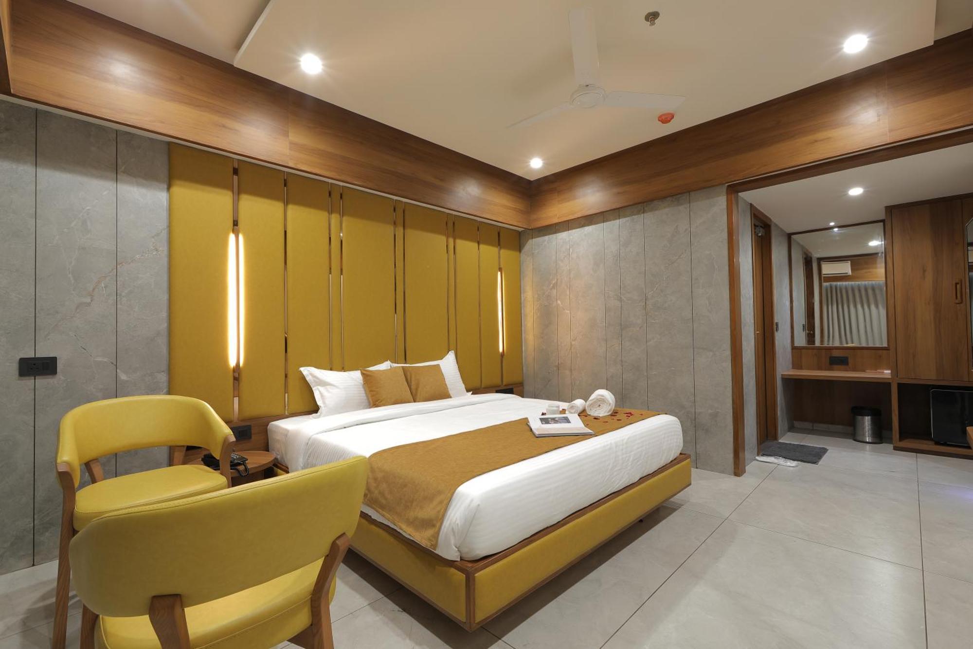 Plenteous Inn Ahmedabad Exteriör bild