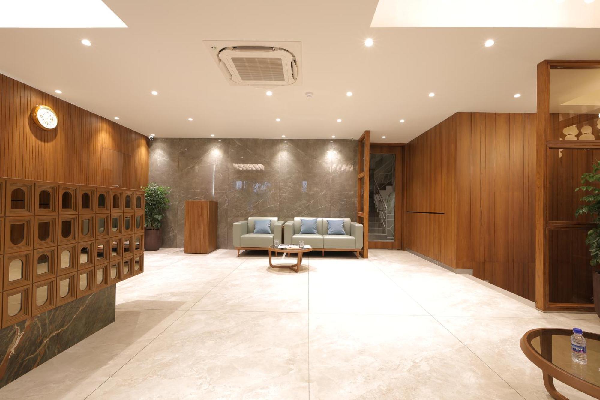 Plenteous Inn Ahmedabad Exteriör bild