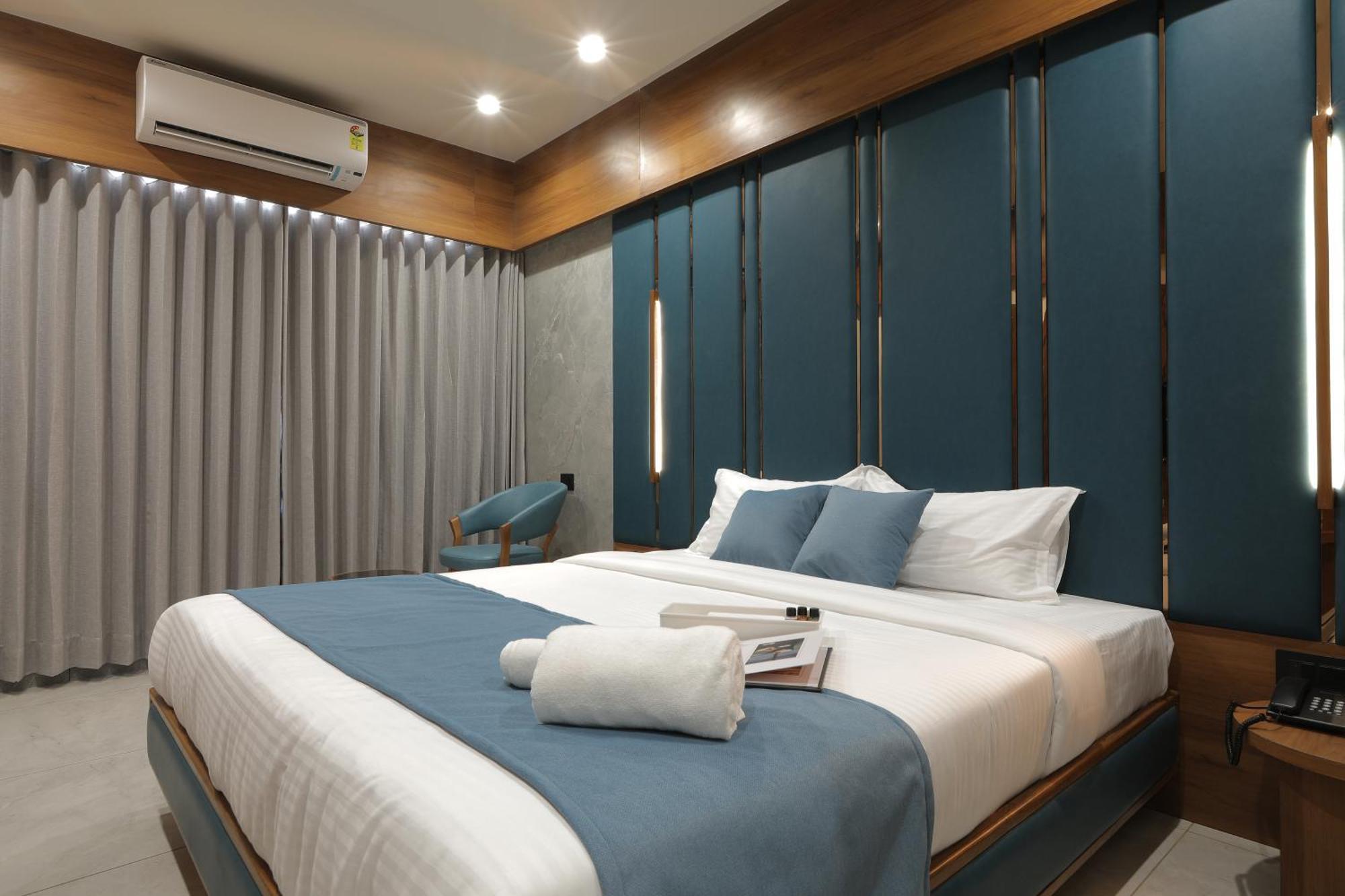 Plenteous Inn Ahmedabad Exteriör bild