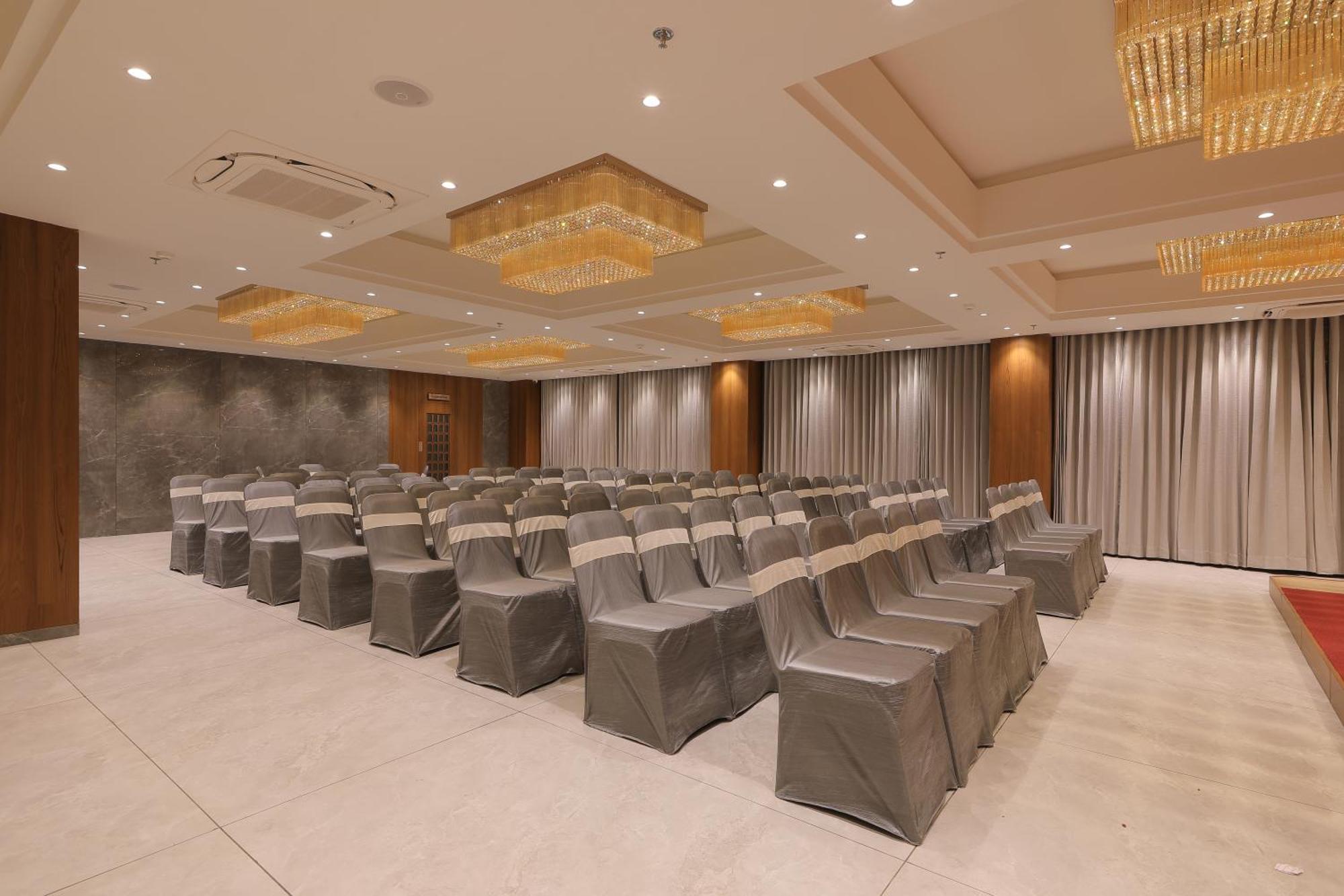 Plenteous Inn Ahmedabad Exteriör bild
