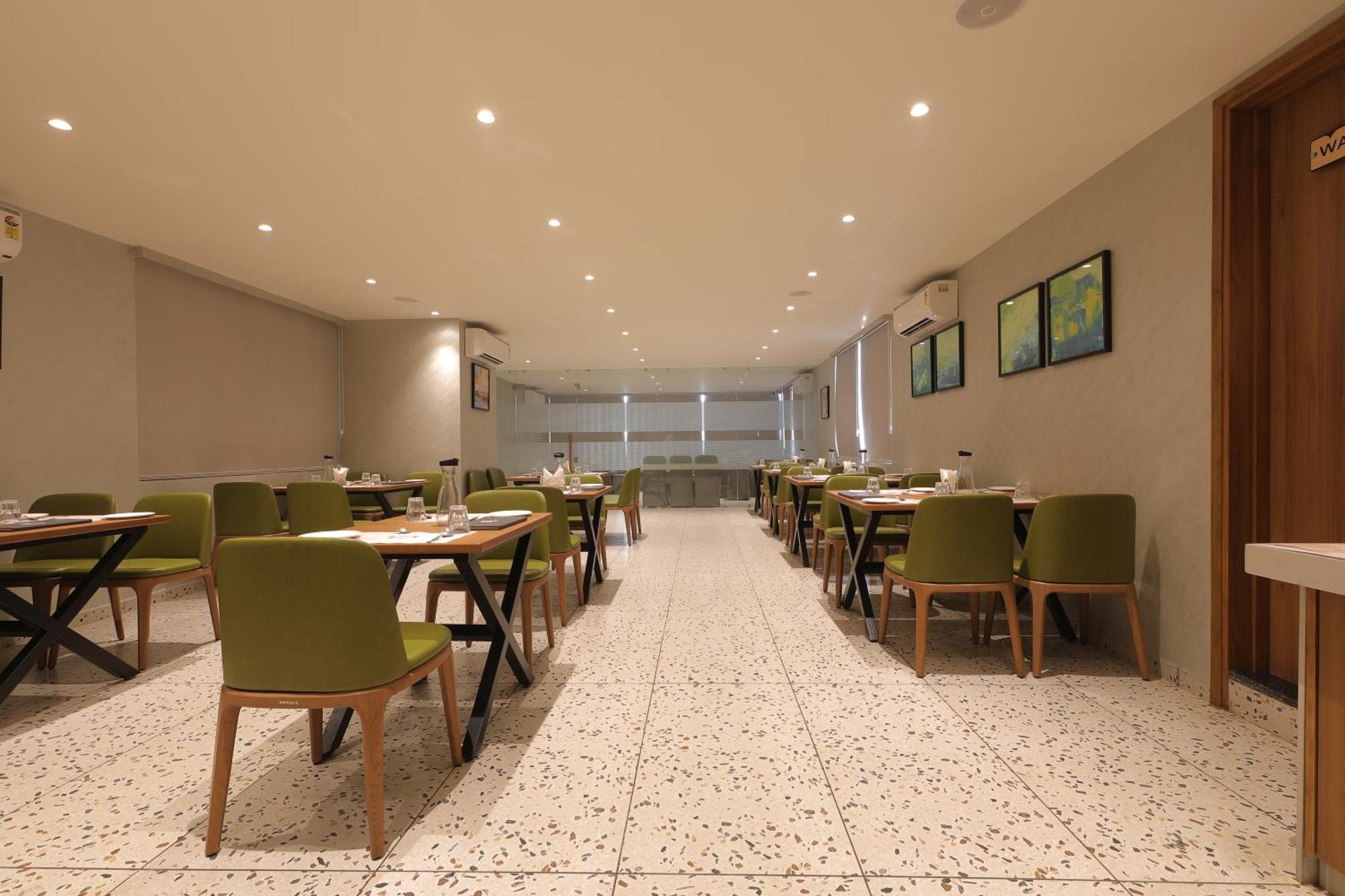 Plenteous Inn Ahmedabad Exteriör bild