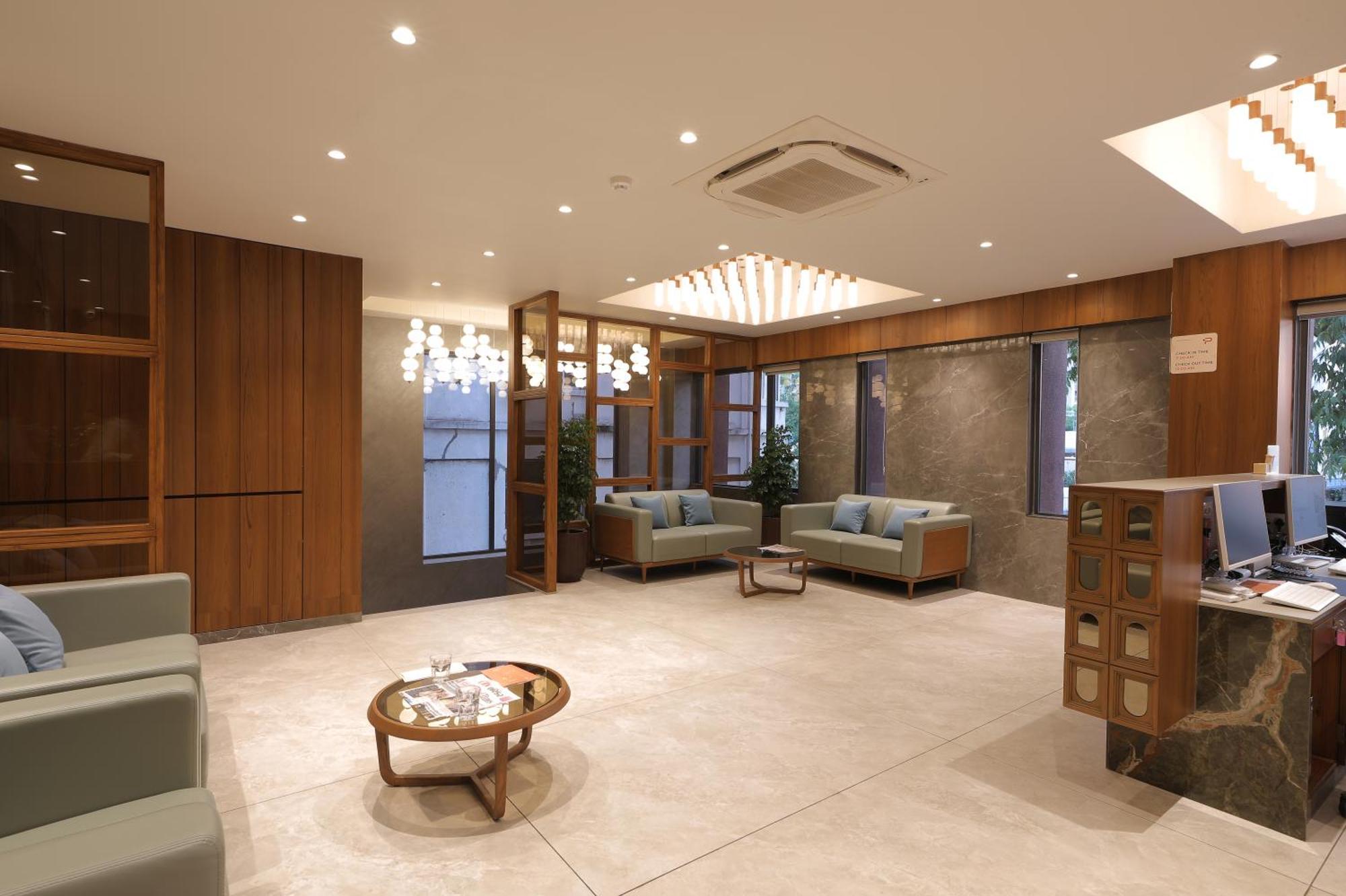 Plenteous Inn Ahmedabad Exteriör bild