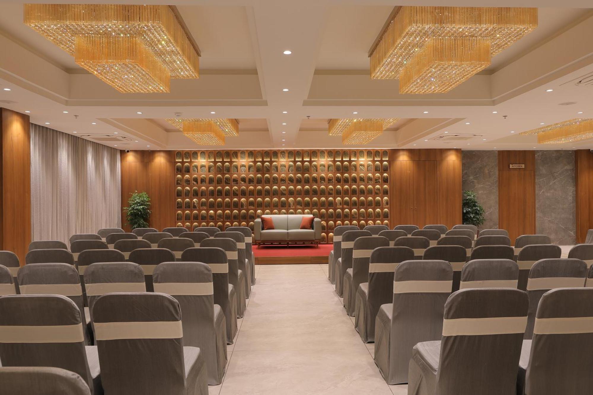 Plenteous Inn Ahmedabad Exteriör bild