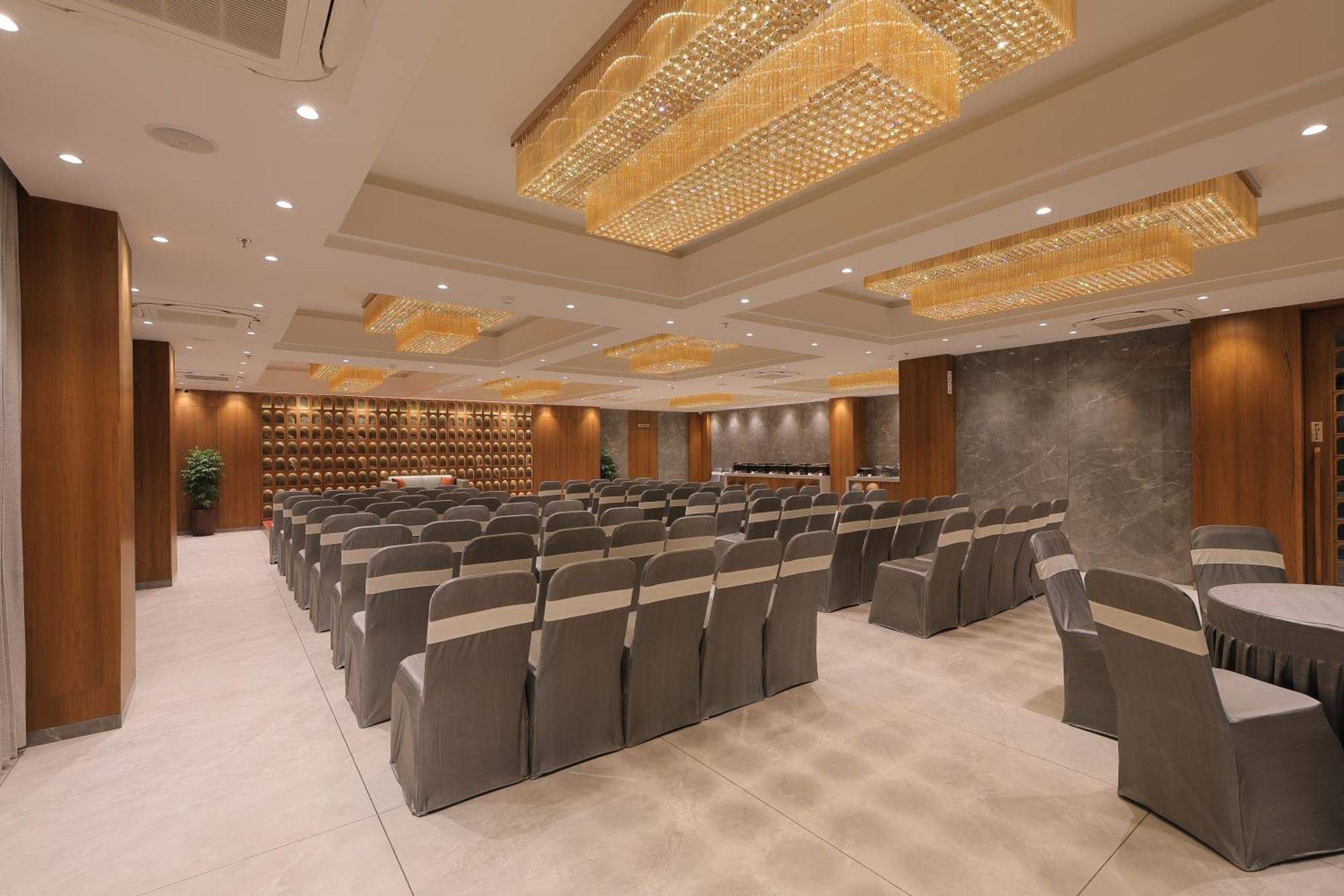 Plenteous Inn Ahmedabad Exteriör bild