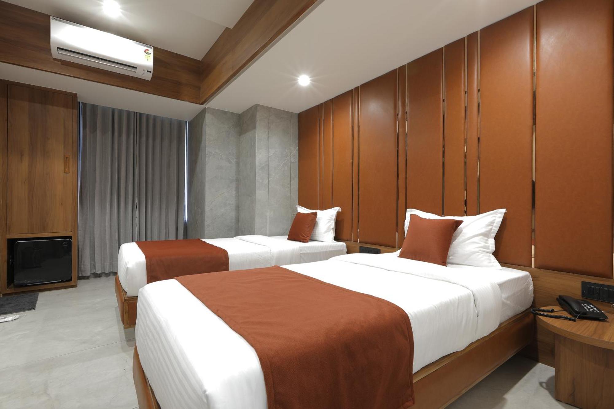 Plenteous Inn Ahmedabad Exteriör bild