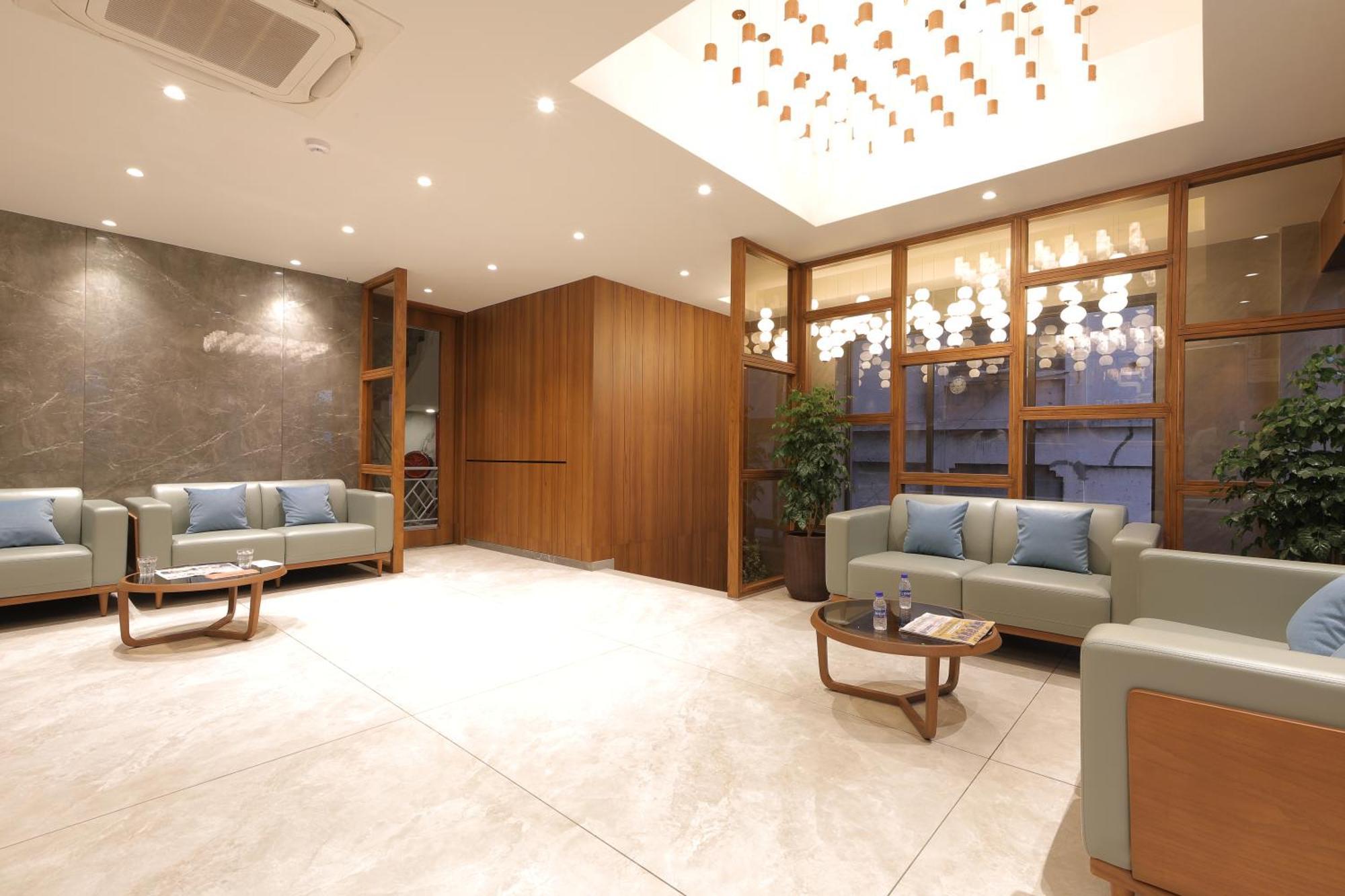 Plenteous Inn Ahmedabad Exteriör bild