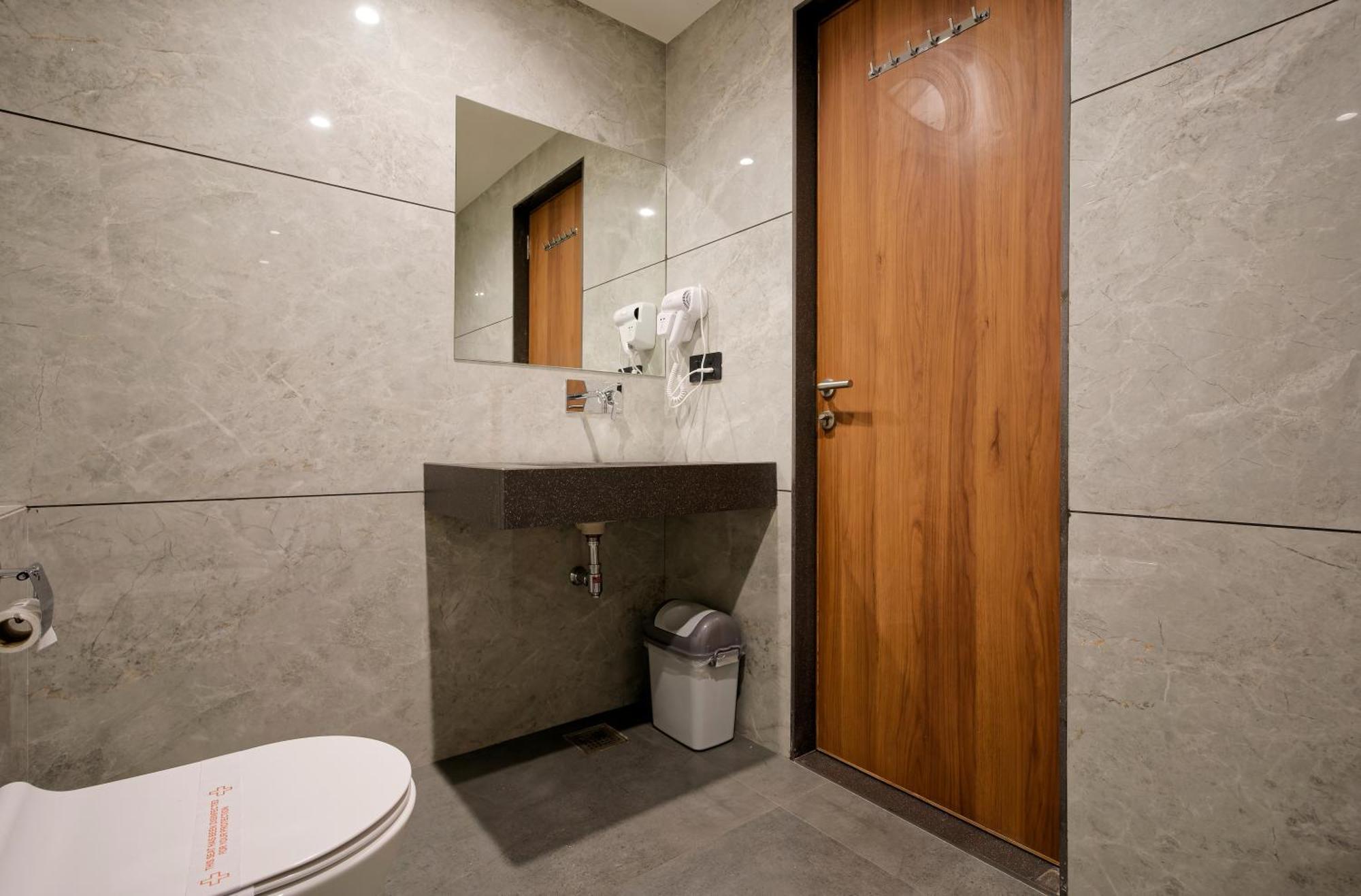 Plenteous Inn Ahmedabad Exteriör bild