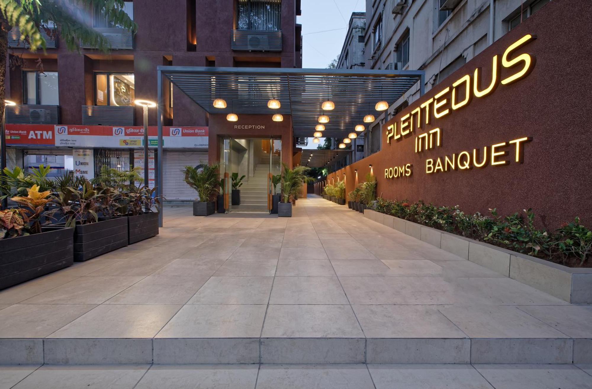 Plenteous Inn Ahmedabad Exteriör bild